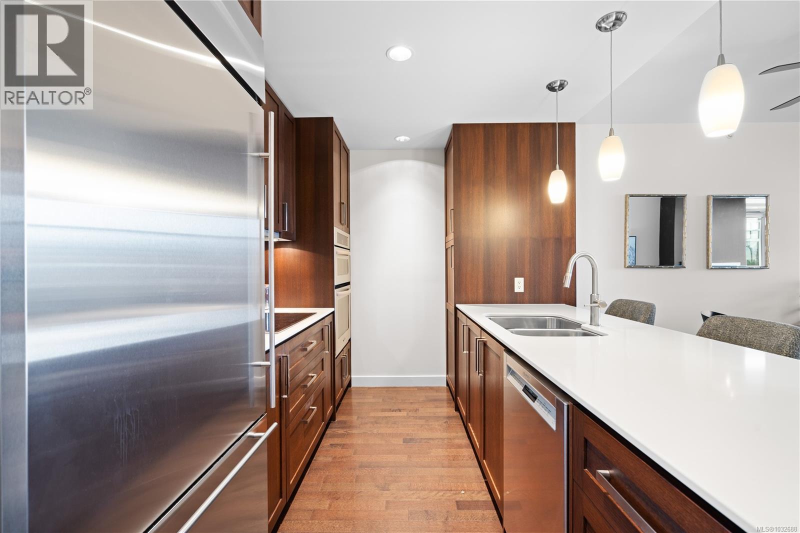 415 999 Burdett Ave, Victoria