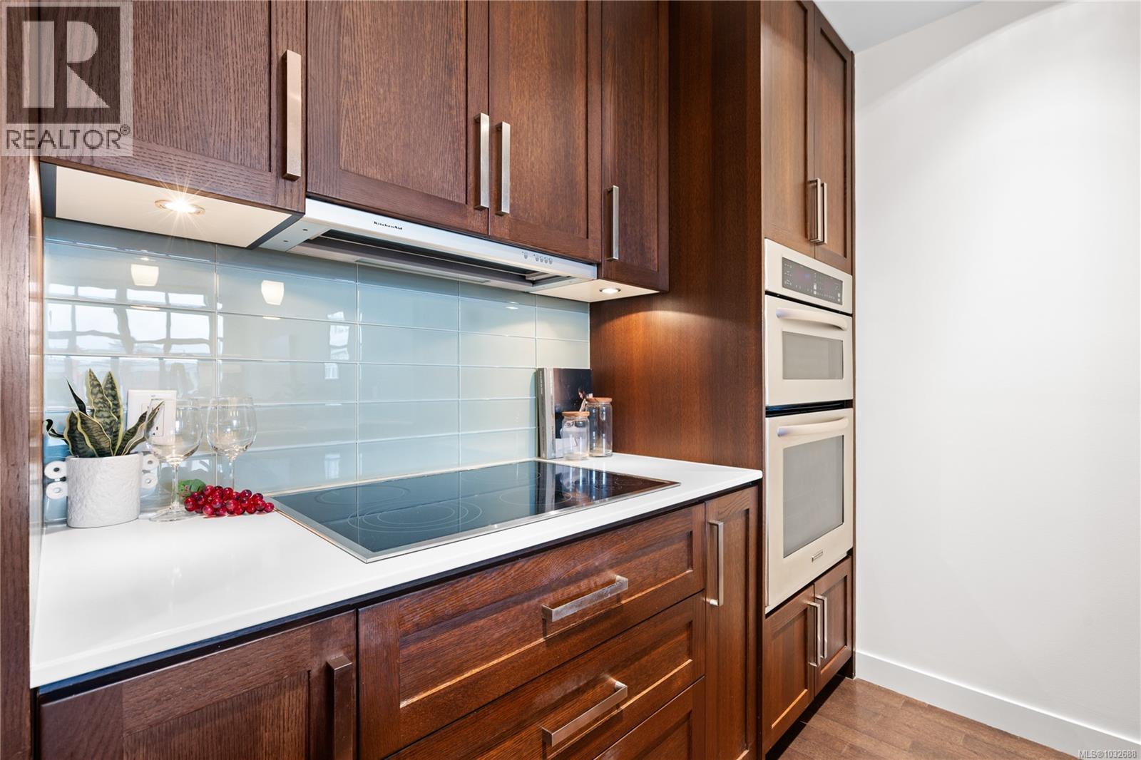 415 999 Burdett Ave, Victoria