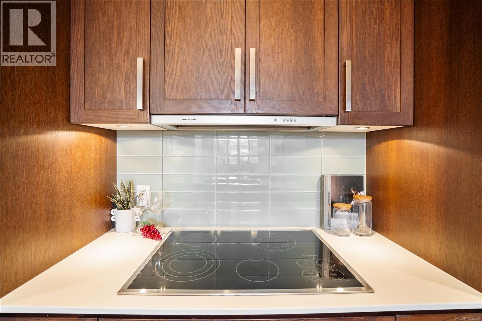 415 999 Burdett Ave, Victoria