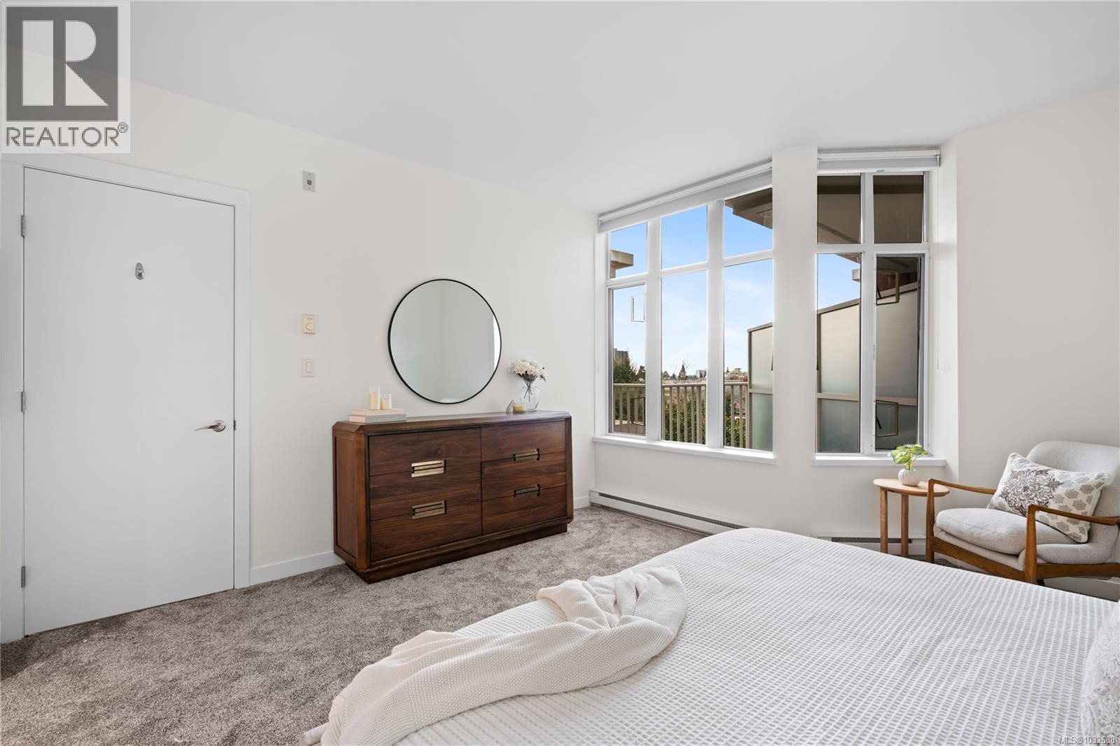 415 999 Burdett Ave, Victoria