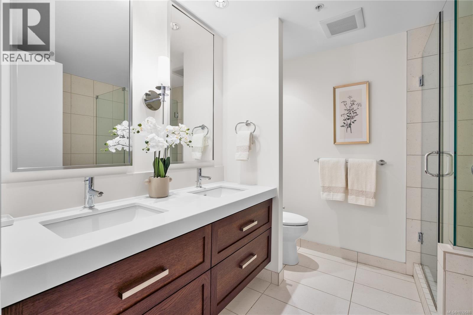 415 999 Burdett Ave, Victoria