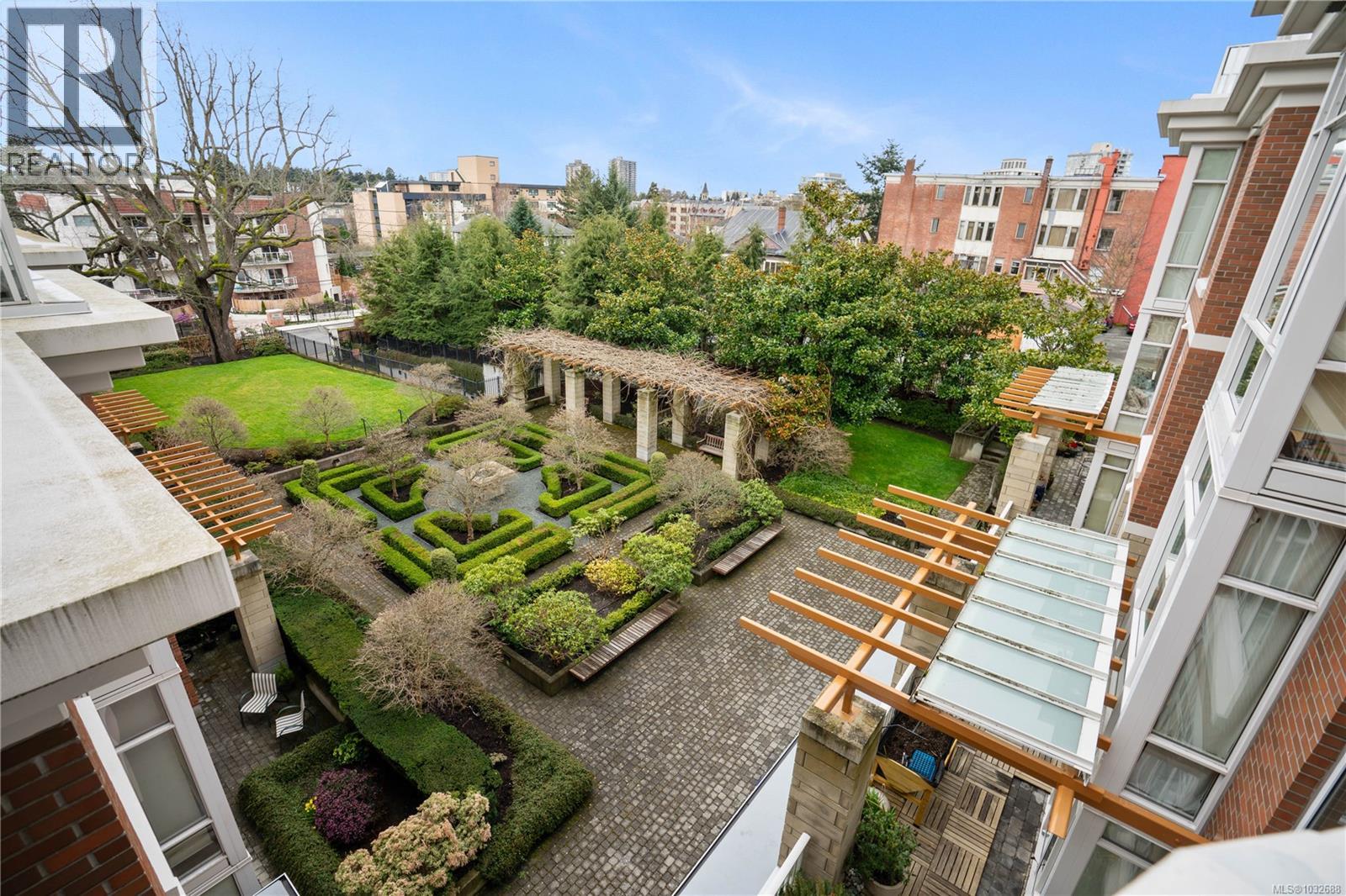 415 999 Burdett Ave, Victoria