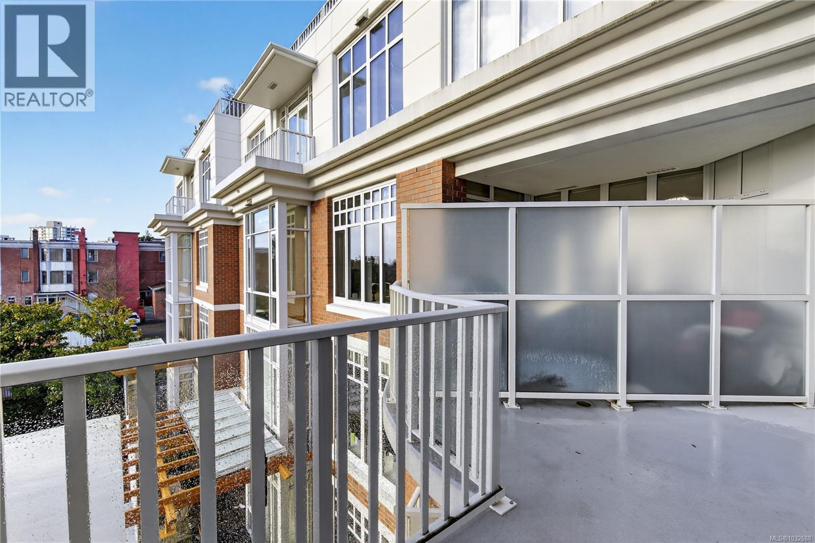 415 999 Burdett Ave, Victoria