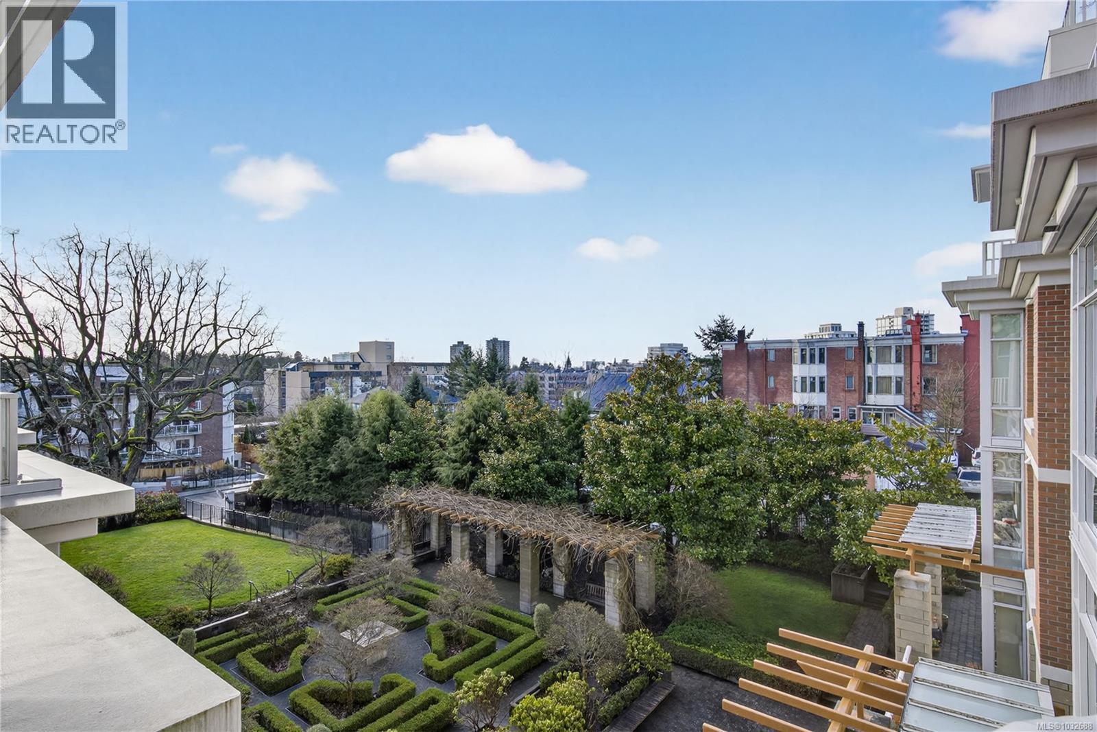 415 999 Burdett Ave, Victoria