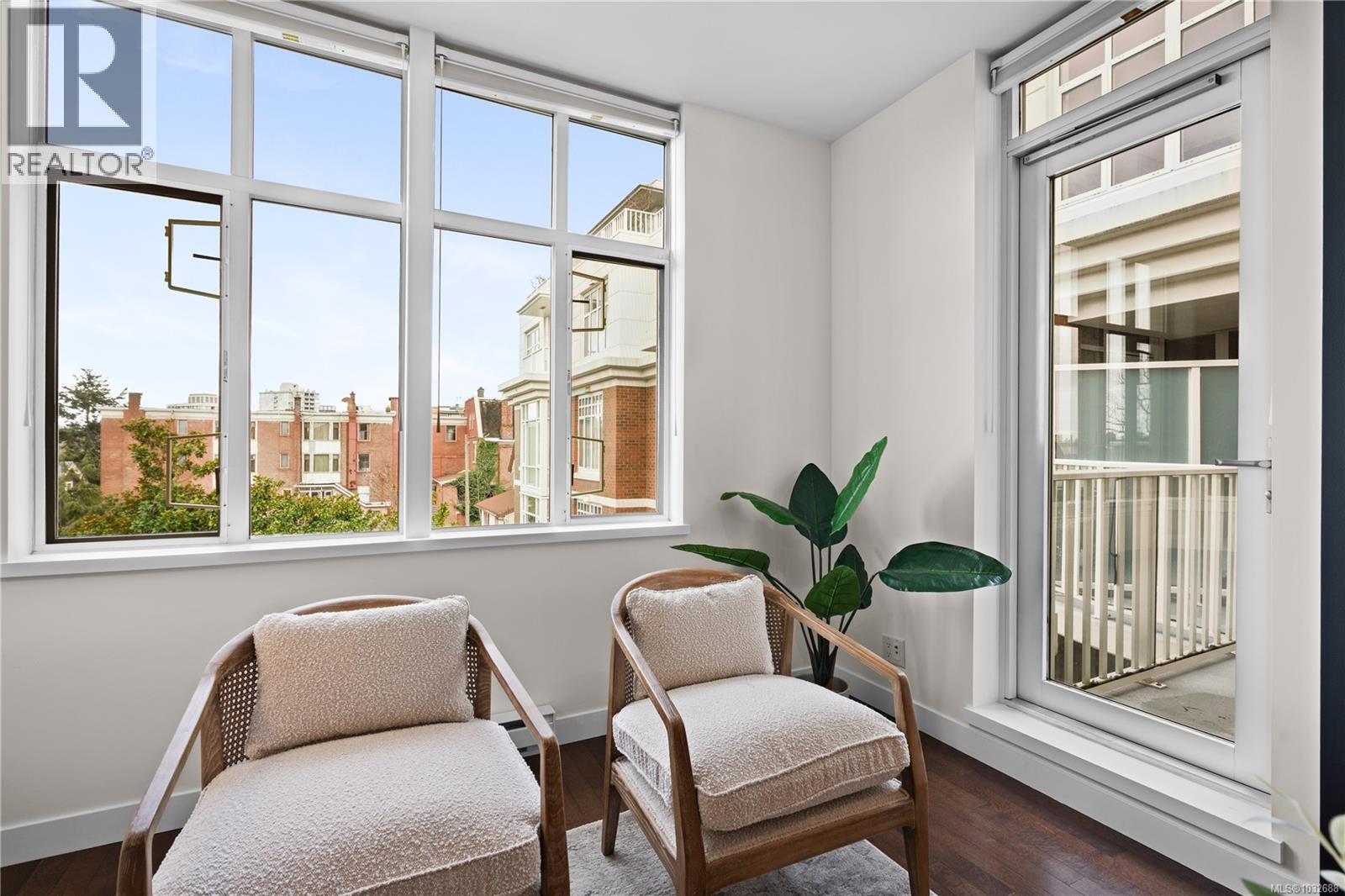 415 999 Burdett Ave, Victoria