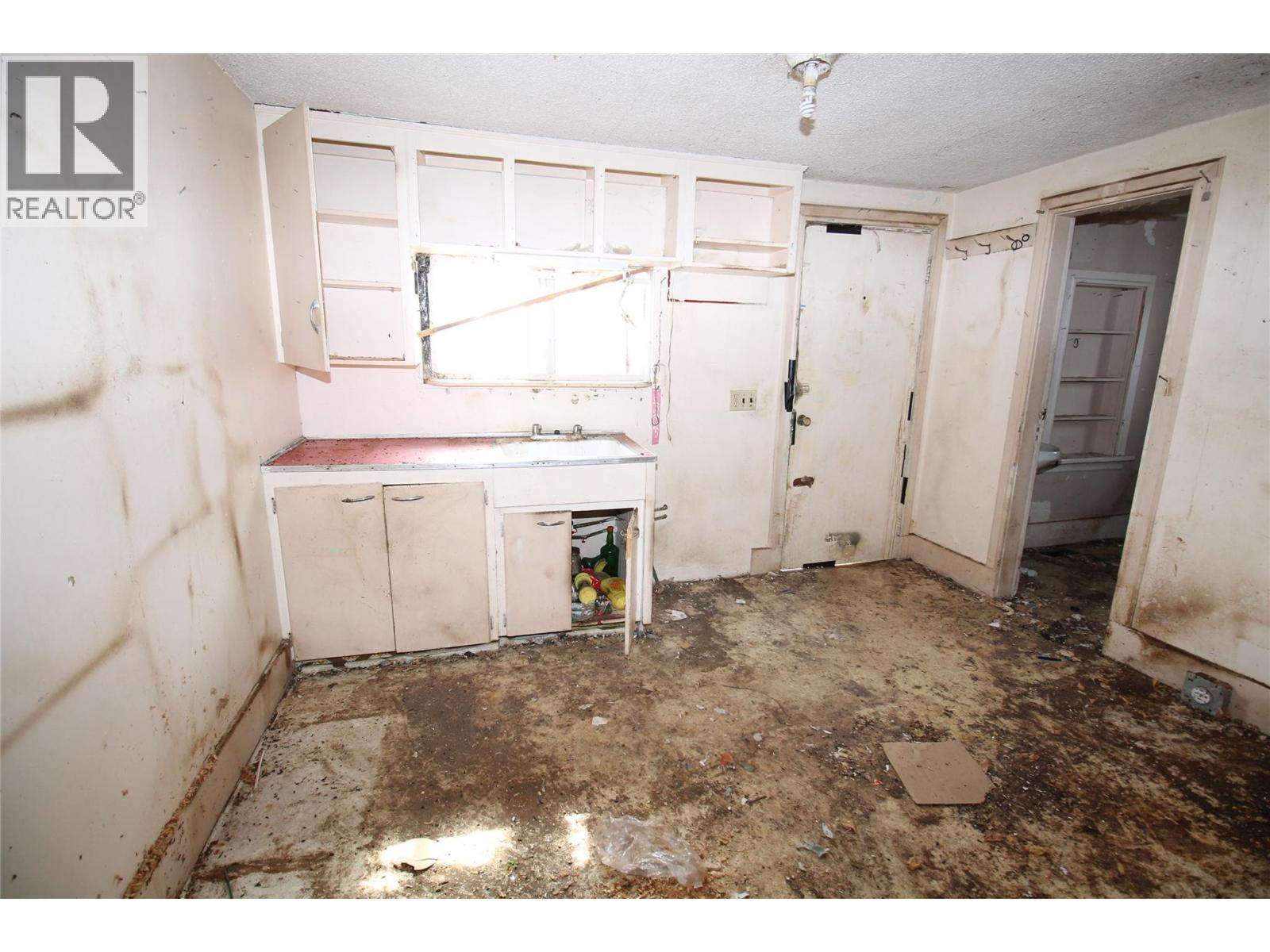 496 HEALES AVENUE - 7