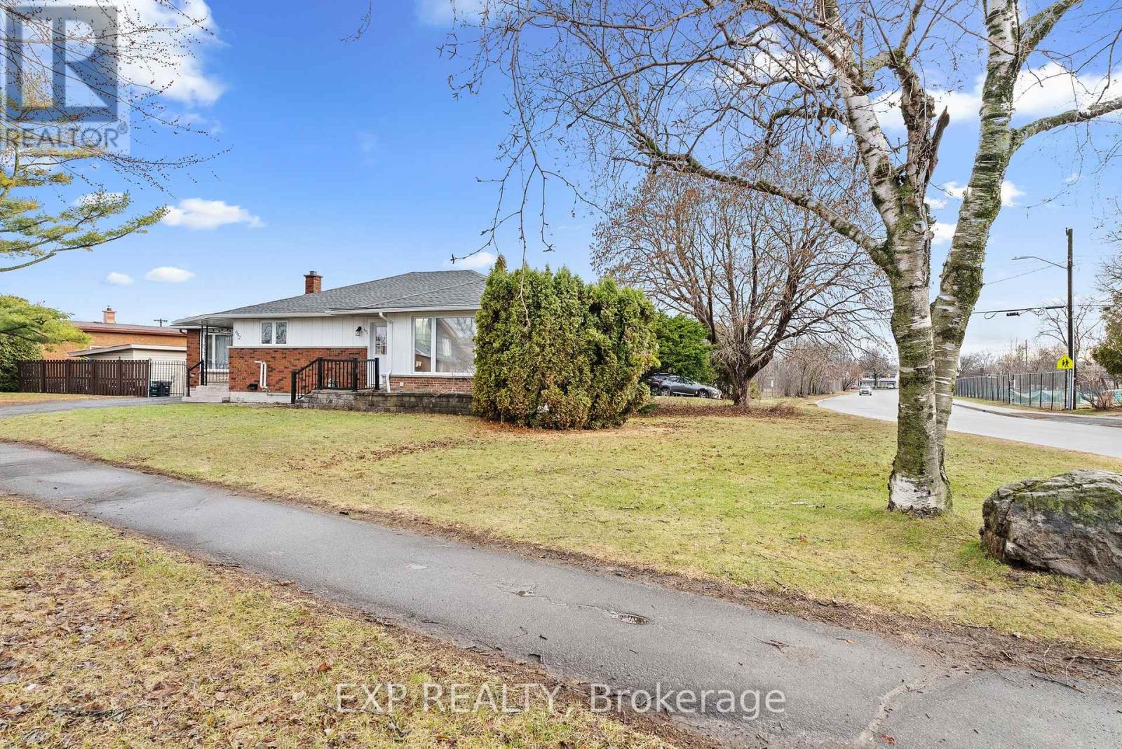 692 CLAUDE STREET - 3