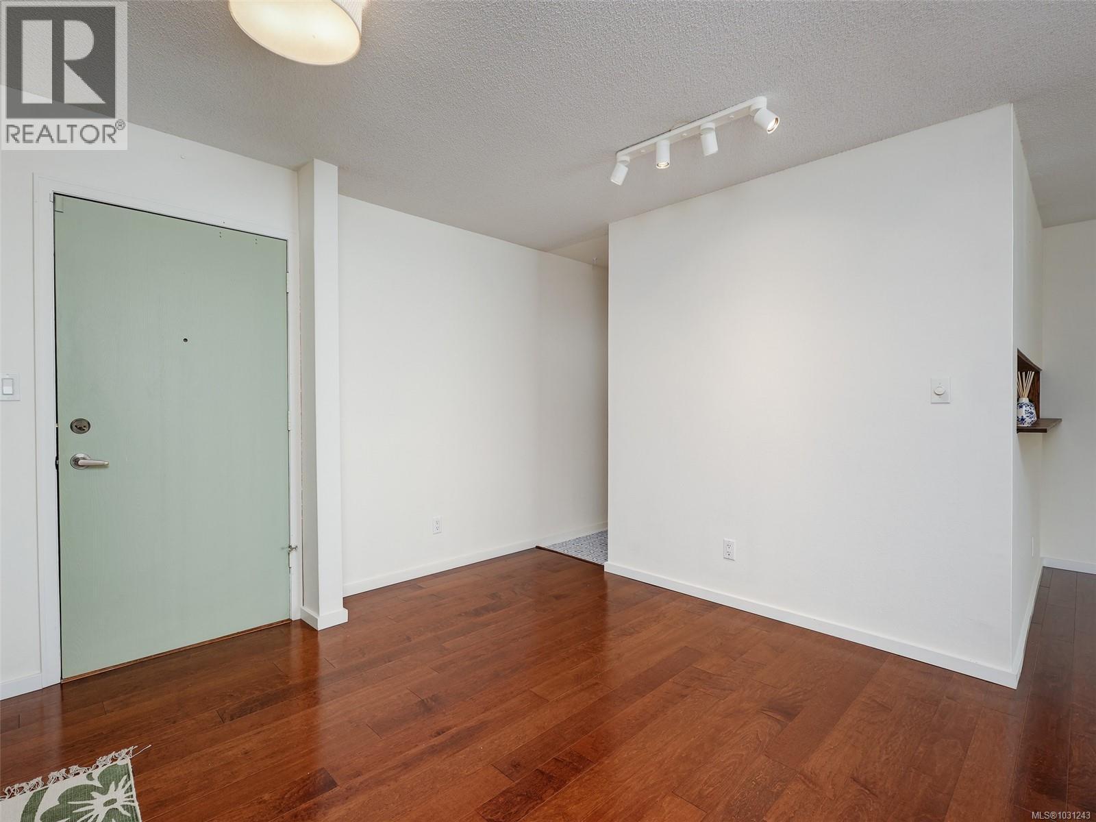 307 3277 Glasgow Avenue, Saanich