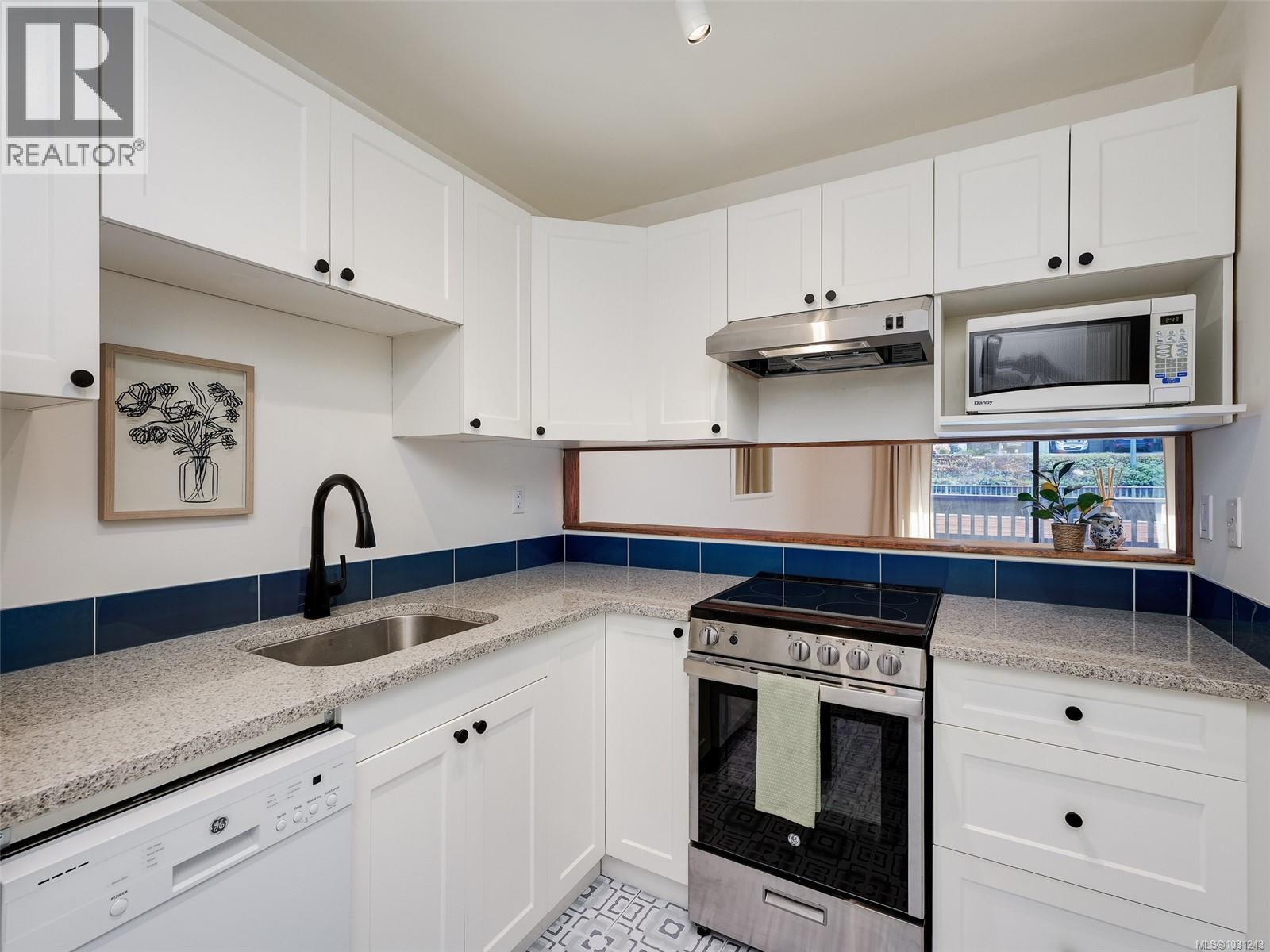 307 3277 Glasgow Avenue, Saanich