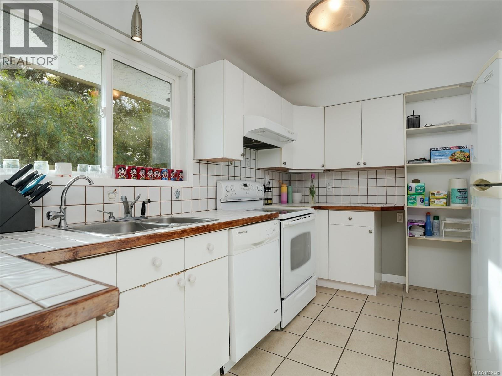  1196 Hopkins Place, Saanich