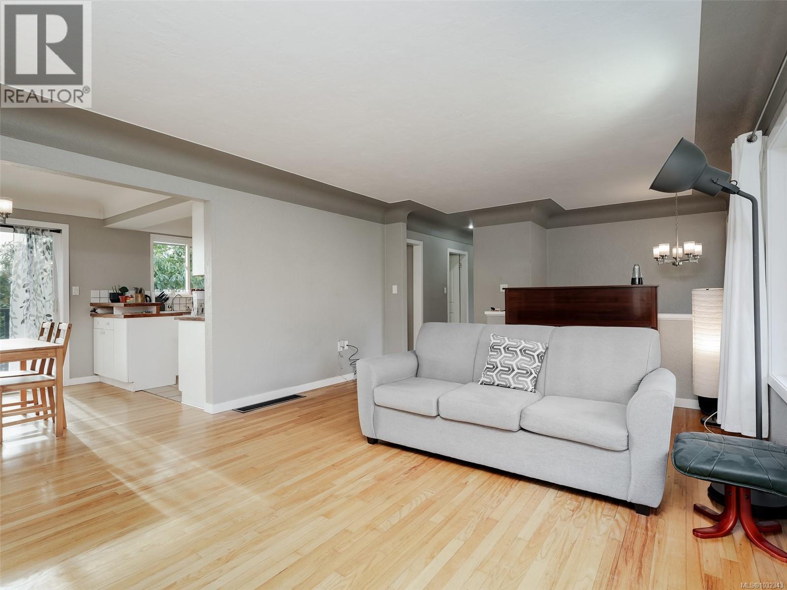  1196 Hopkins Place, Saanich