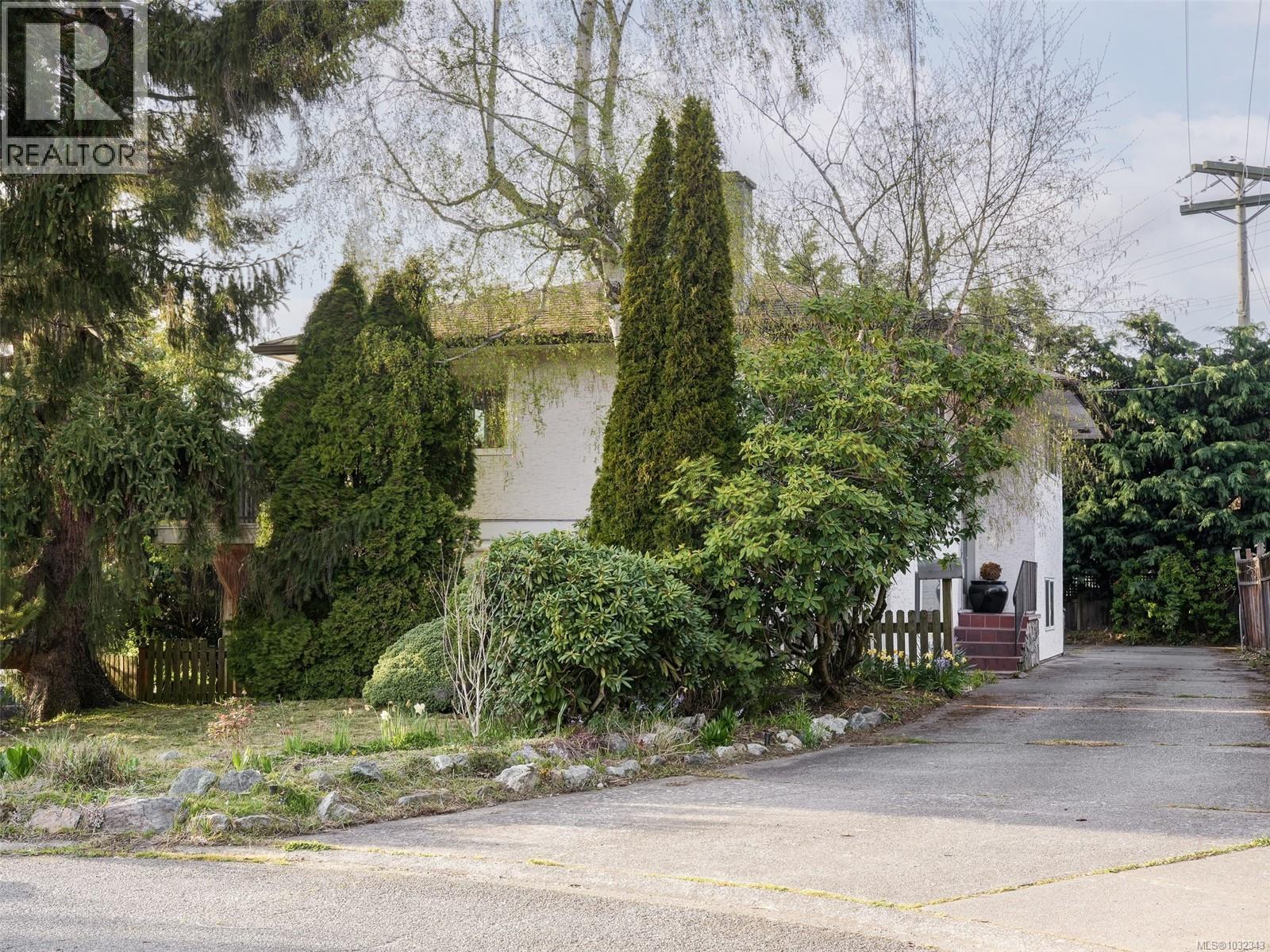  1196 Hopkins Place, Saanich