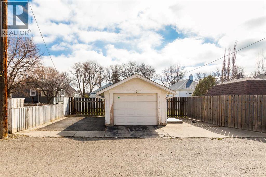 538 12C Street N - 26
