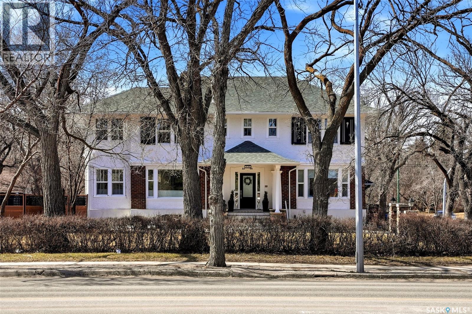 3200 Albert STREET - 87