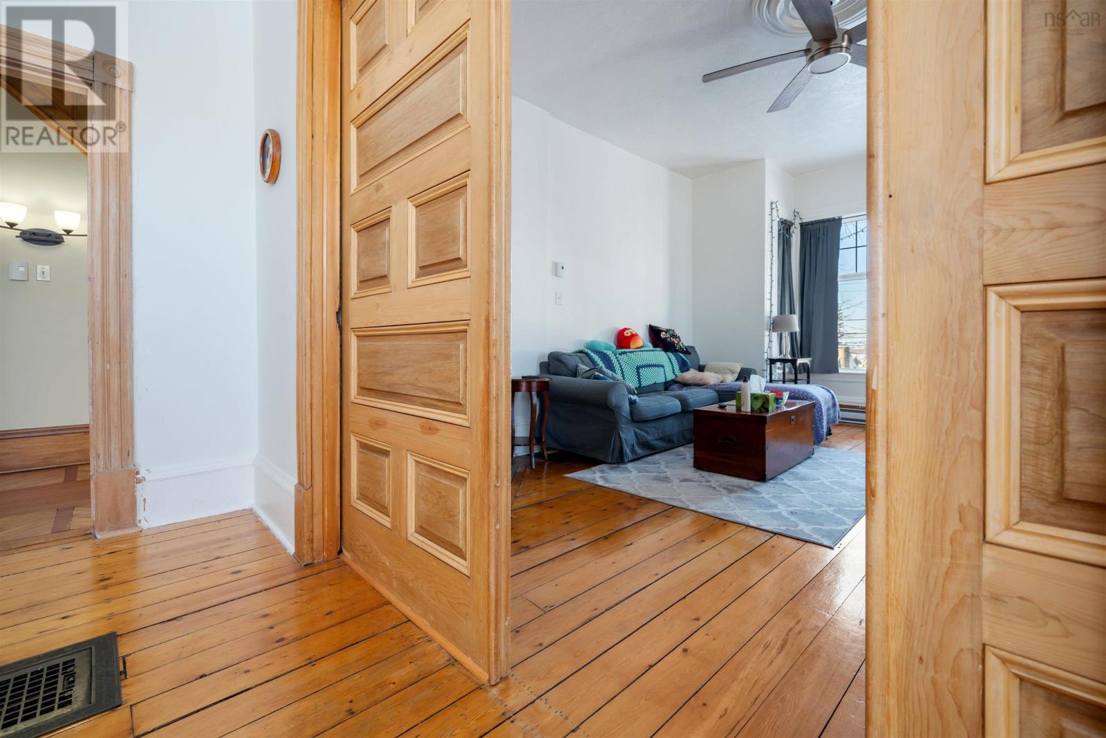 Property 18 of 50 of 251 Victoria Street E