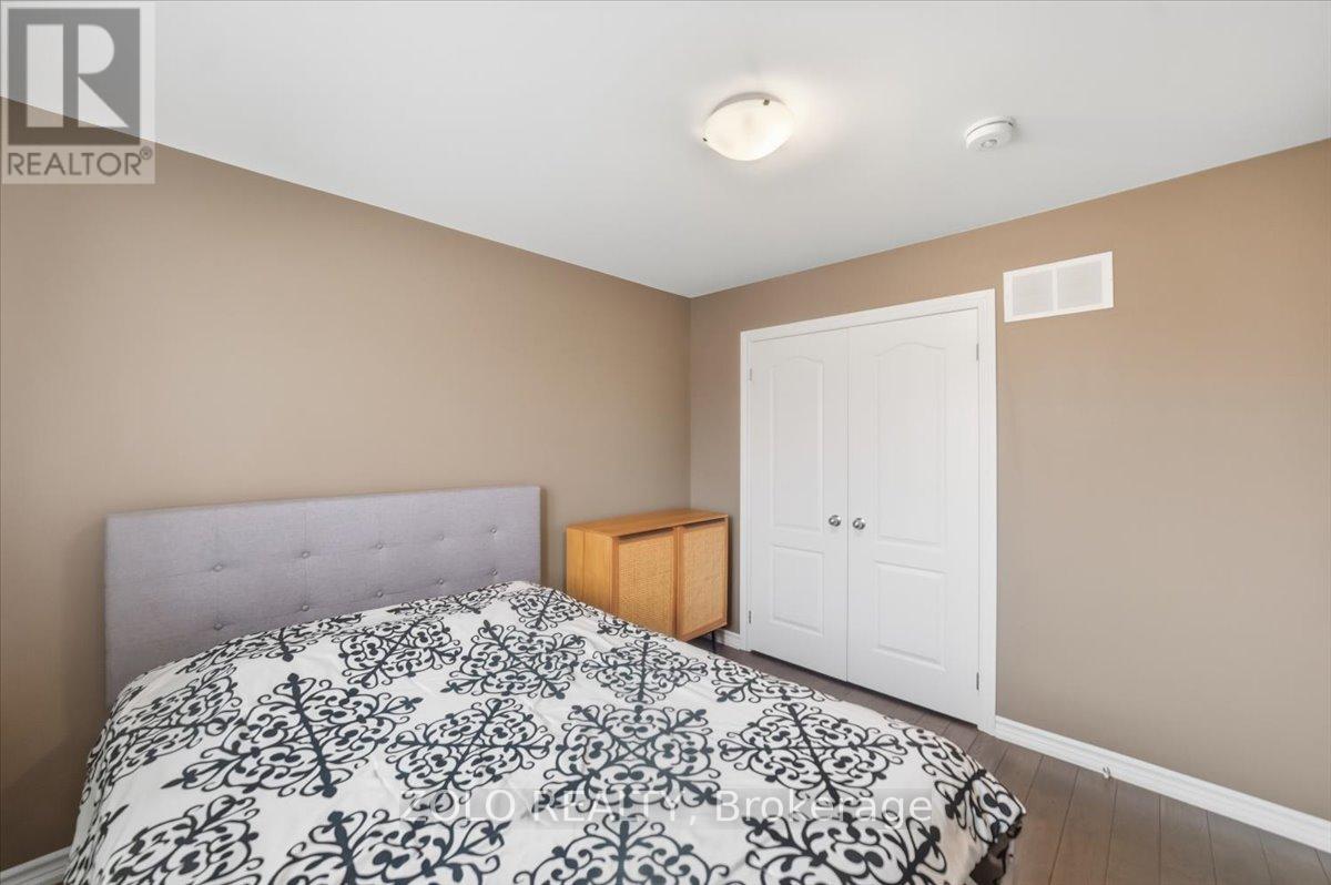 52 CLAXTON CRESCENT - 27