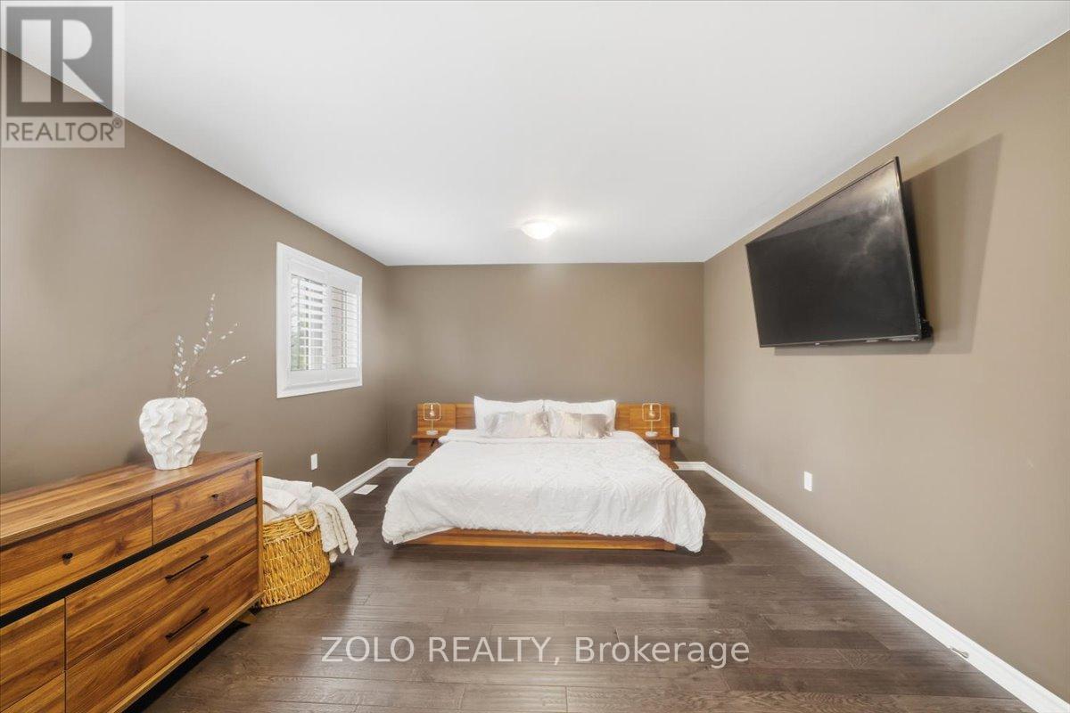 52 CLAXTON CRESCENT - 24