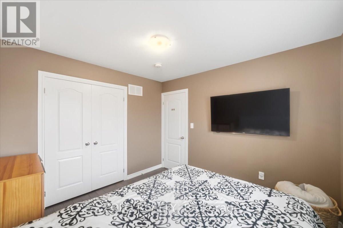 52 CLAXTON CRESCENT - 17
