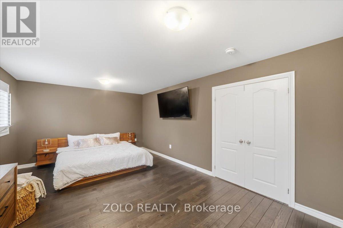 52 CLAXTON CRESCENT - 25