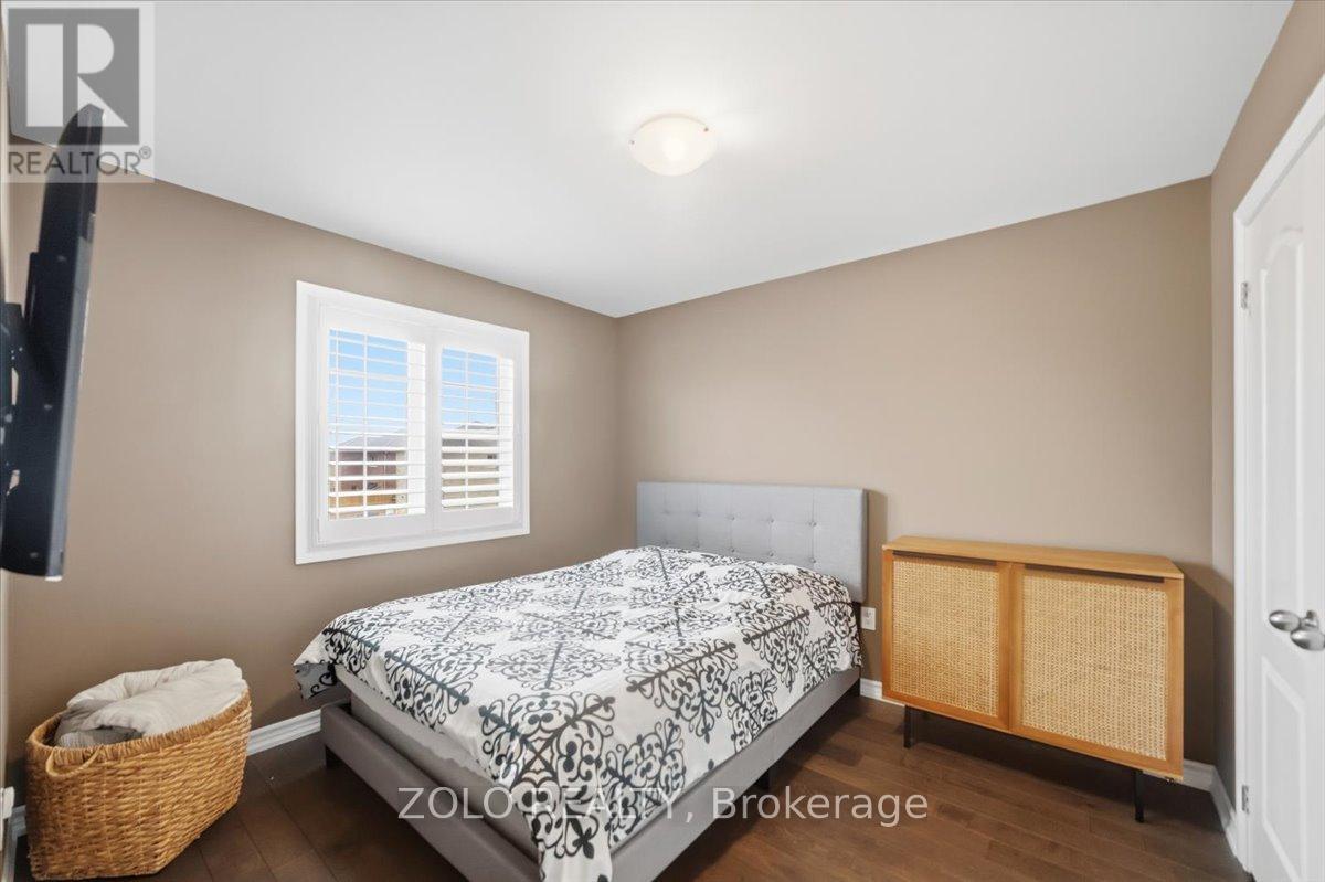 52 CLAXTON CRESCENT - 26