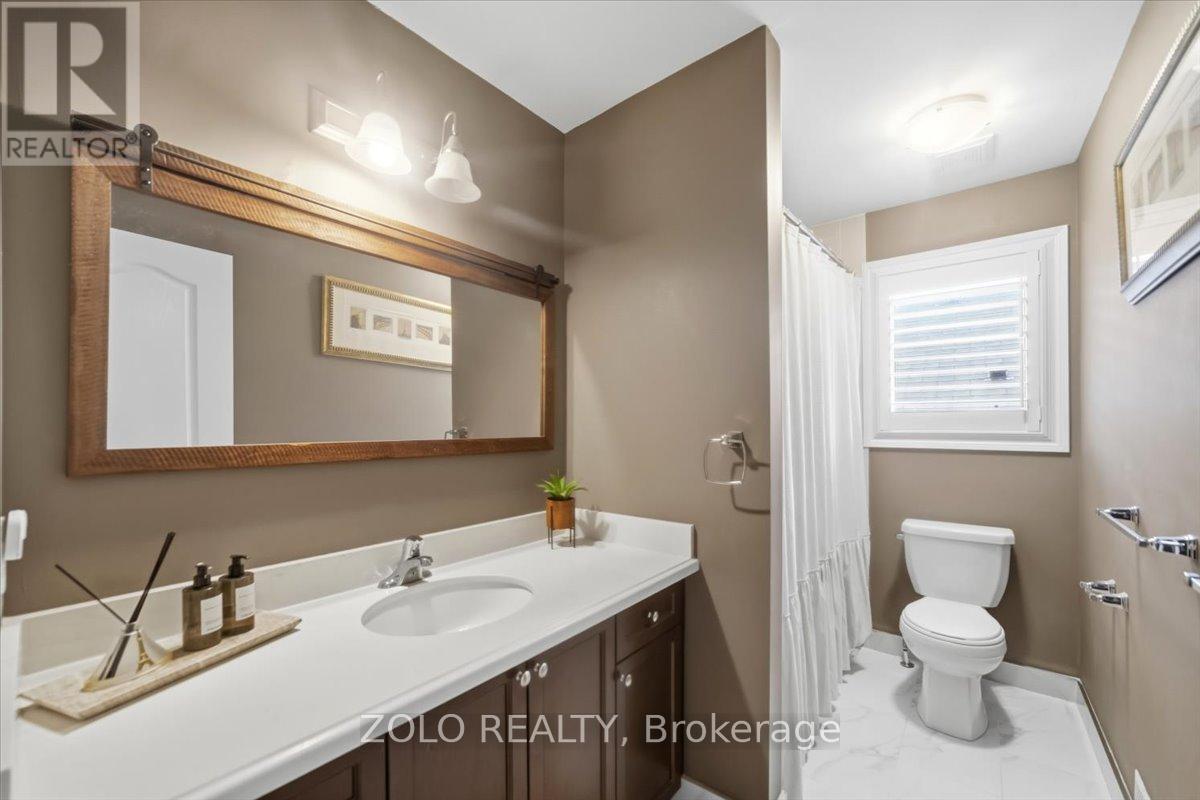 52 CLAXTON CRESCENT - 37