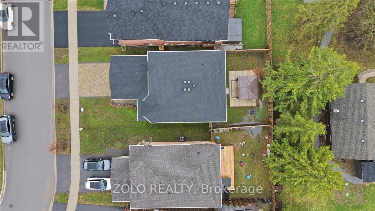 52 CLAXTON CRESCENT - 43