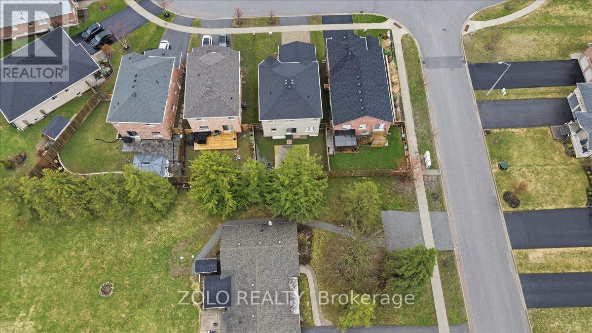 52 CLAXTON CRESCENT - 44