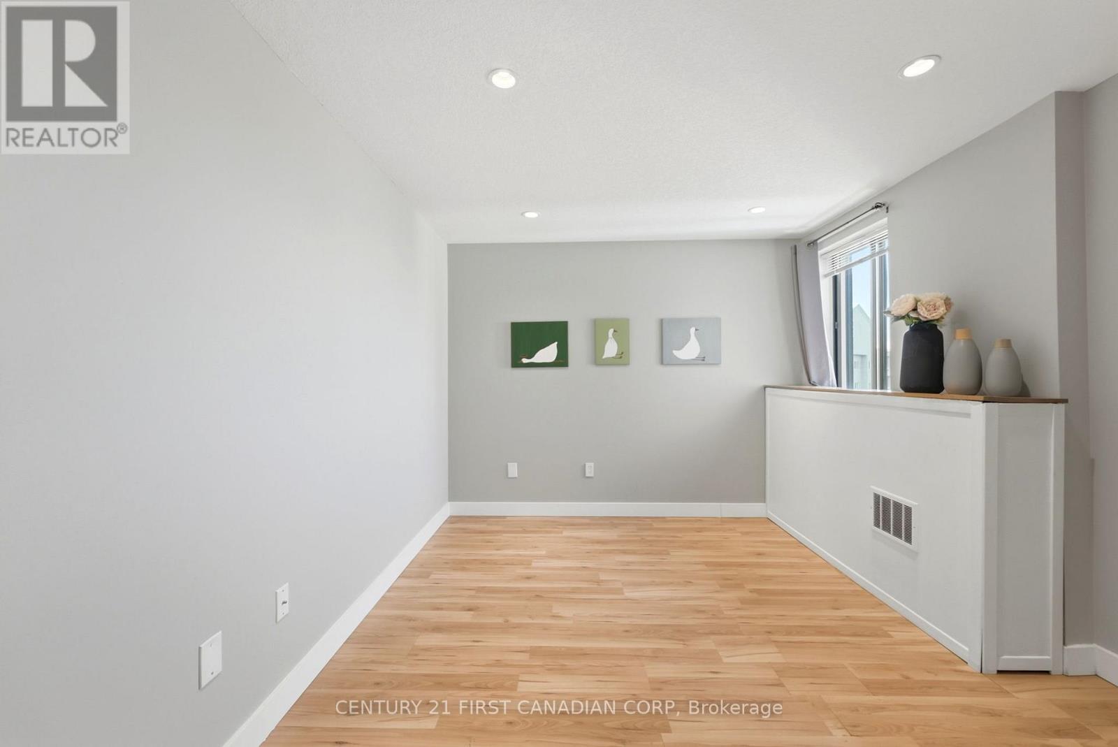 1007 - 570 PROUDFOOT LANE — photo 18
