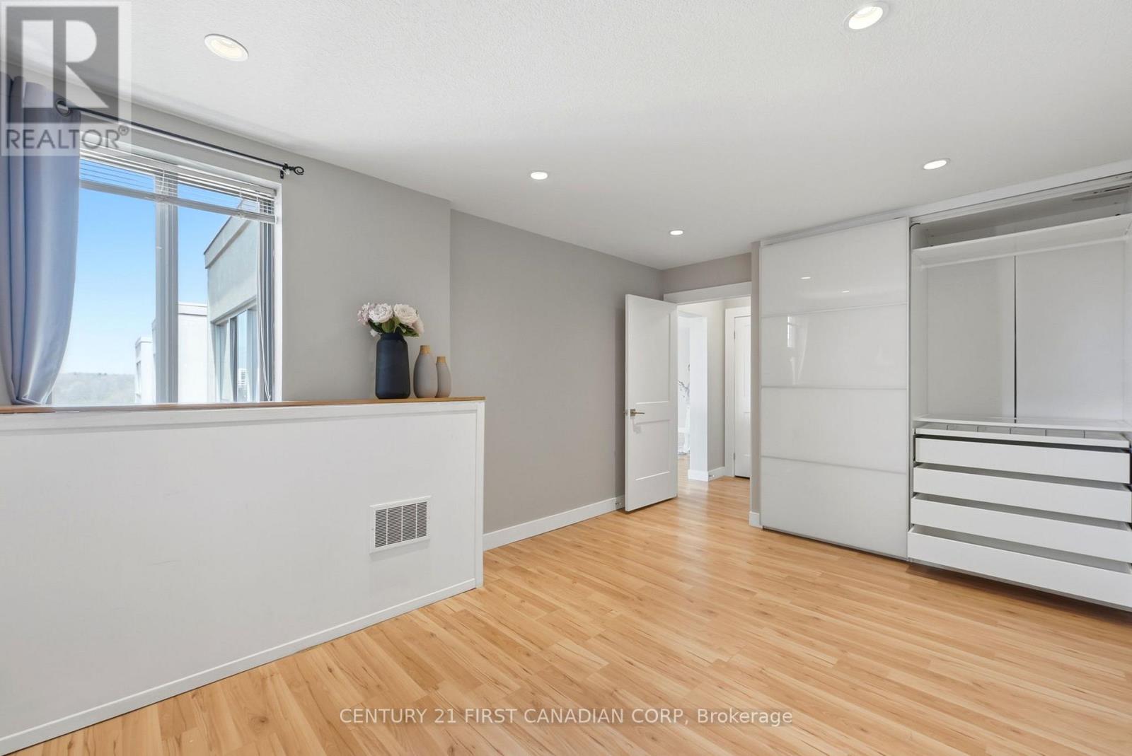 1007 - 570 PROUDFOOT LANE — photo 20
