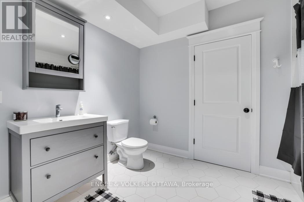 1296 BANKFIELD ROAD — photo 37