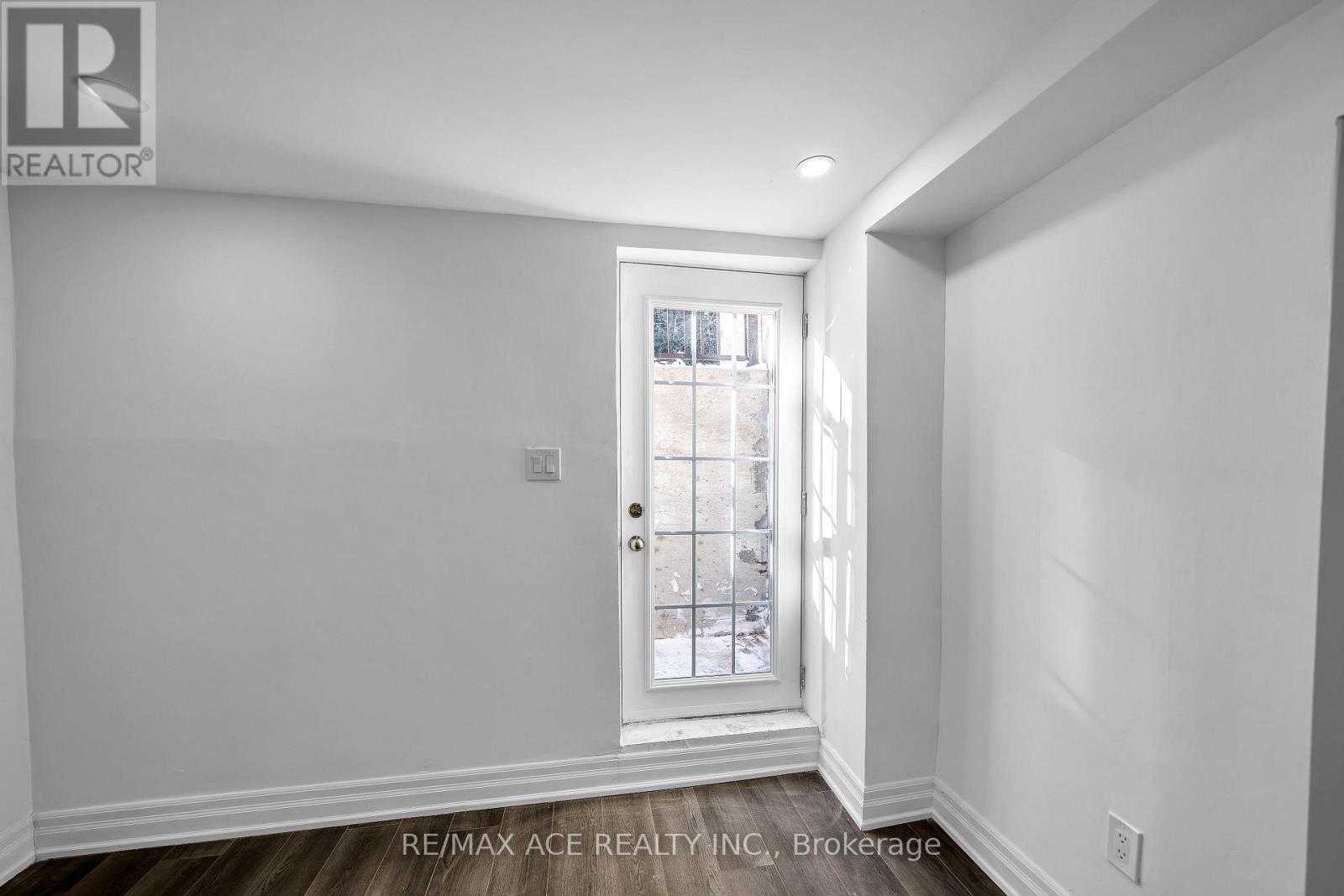 4 BROUGHTON COURT - 35