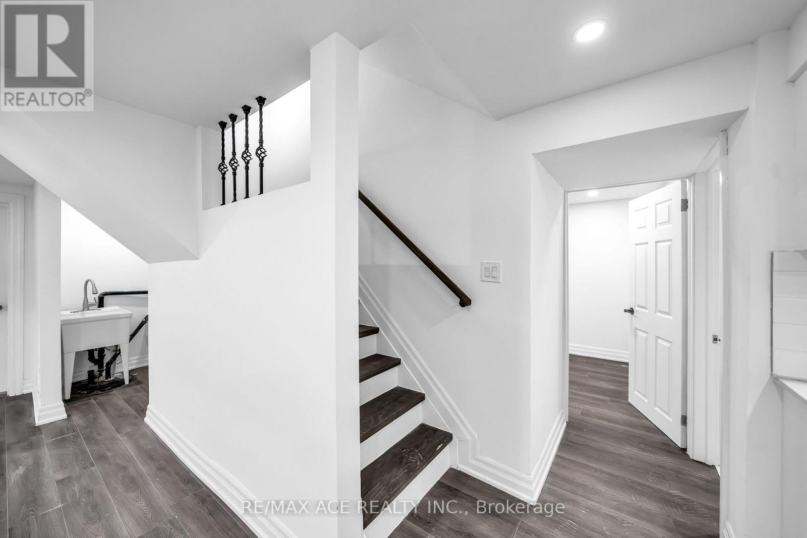 4 BROUGHTON COURT — photo 37