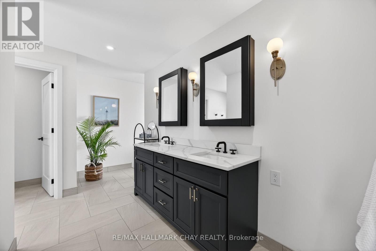 2nd Principal Bed Bathroom
