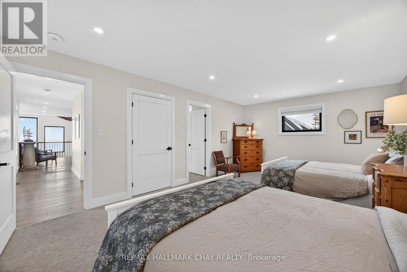 With ensuite bath