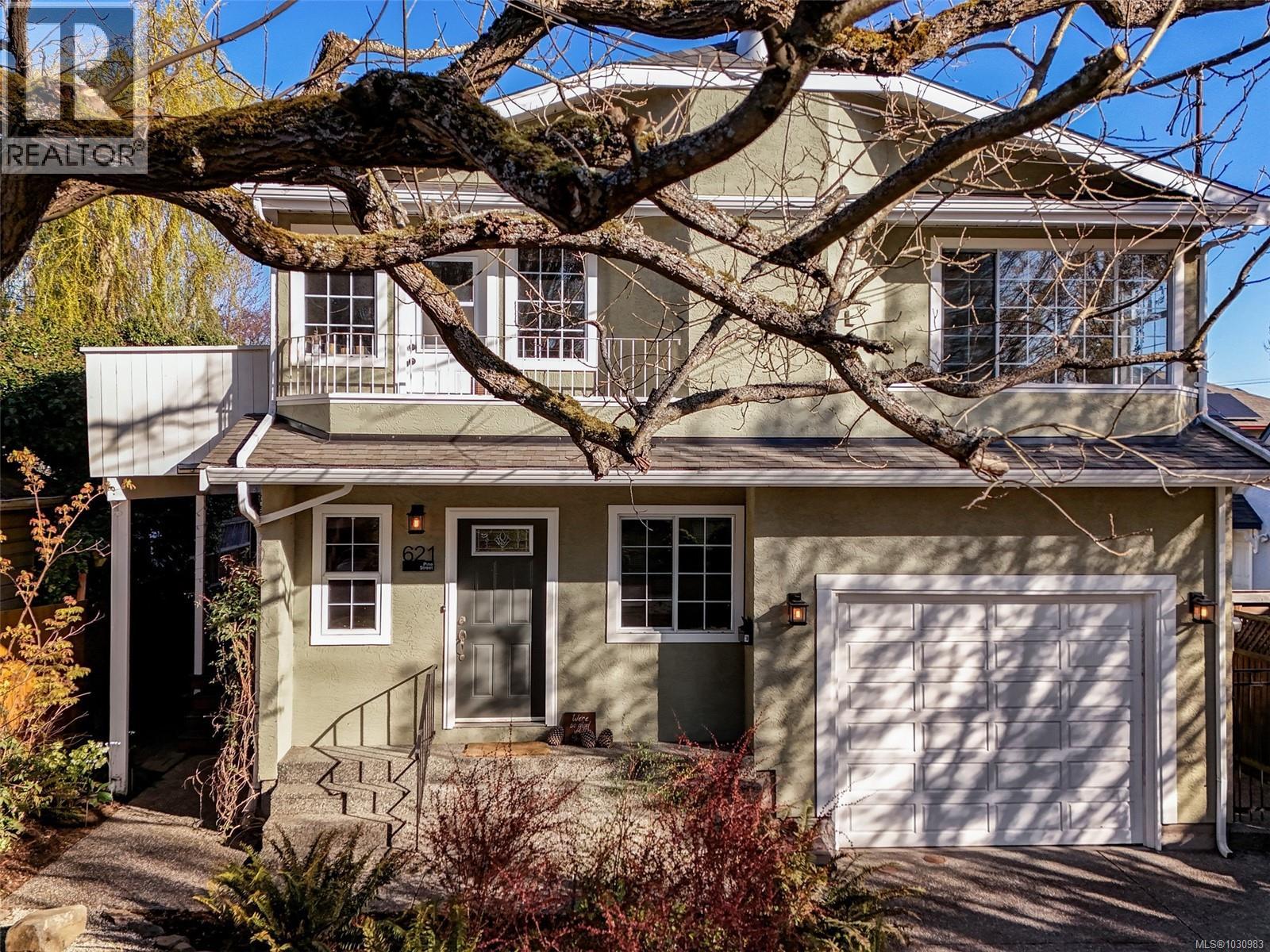 621 Pine St, Victoria