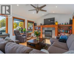 Kitchen - 904 Redstone Drive, Rossland, BC V0G1Y0 Photo 11