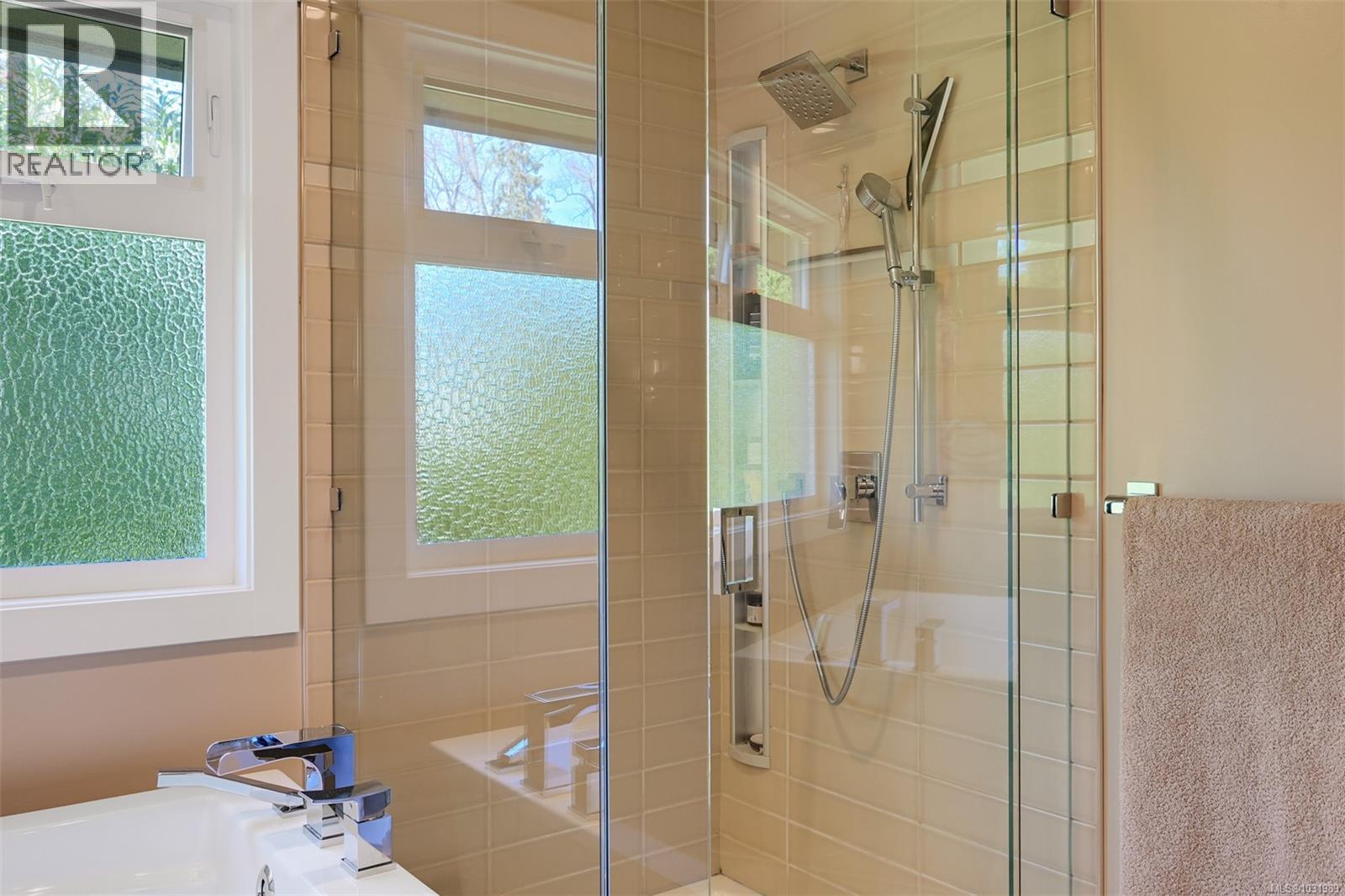 1005 Joan Cres, Victoria