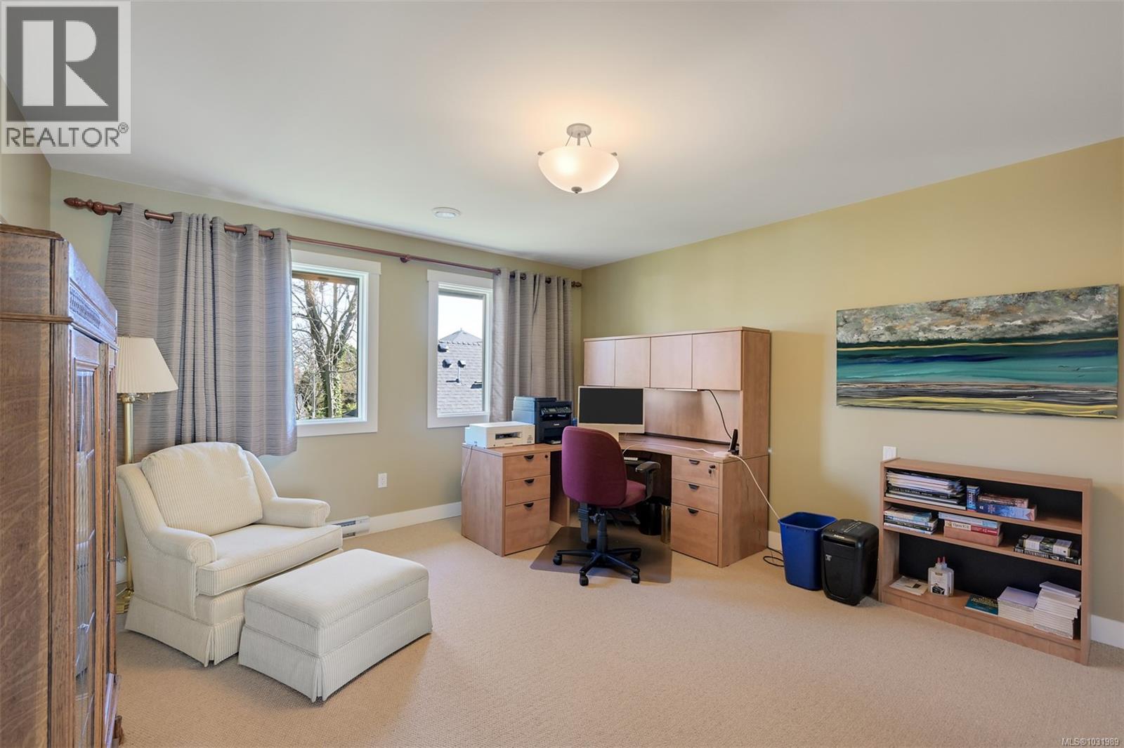 1005 Joan Cres, Victoria