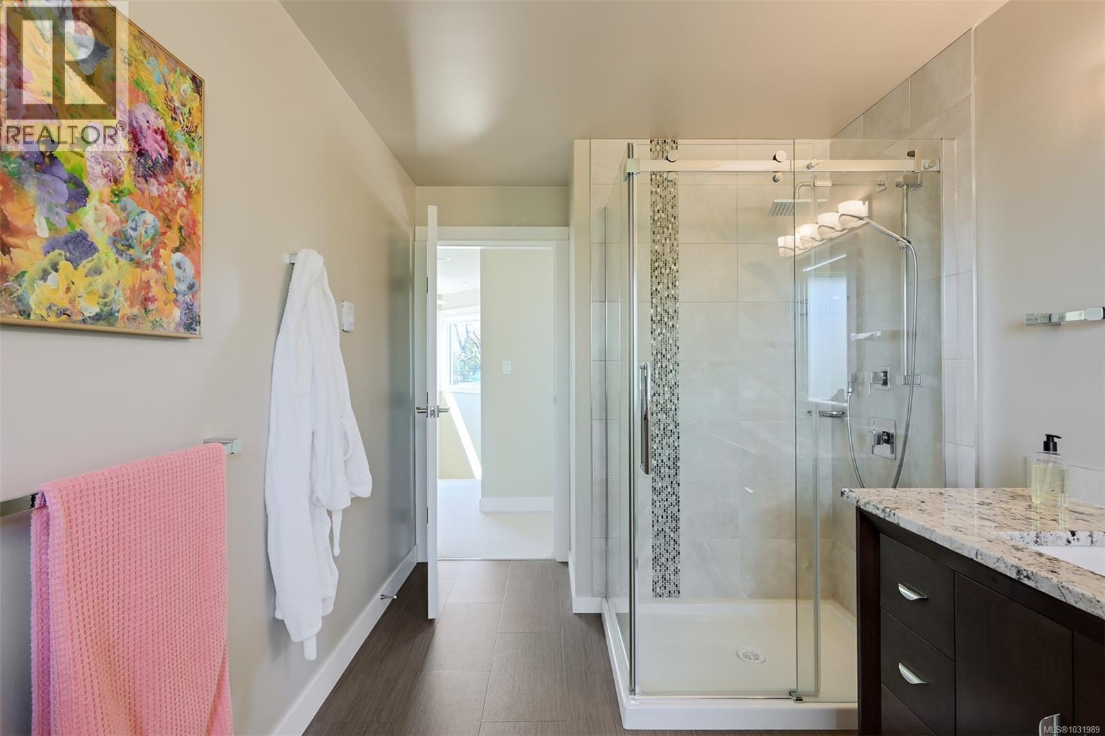 1005 Joan Cres, Victoria