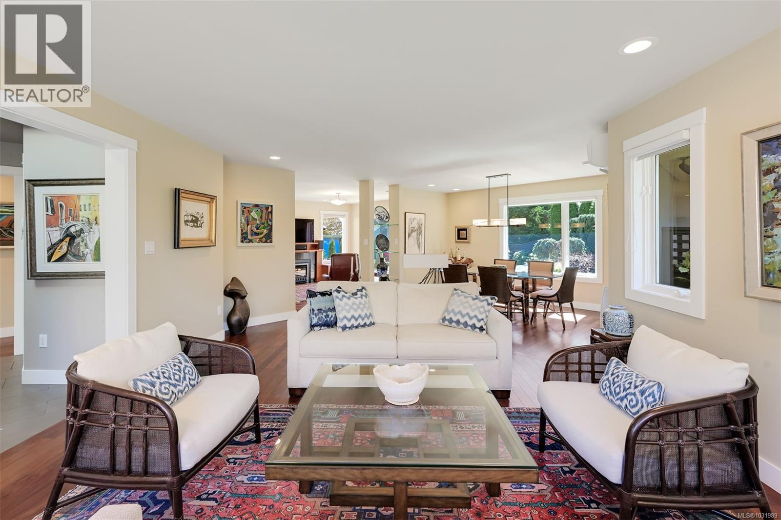 1005 Joan Cres, Victoria