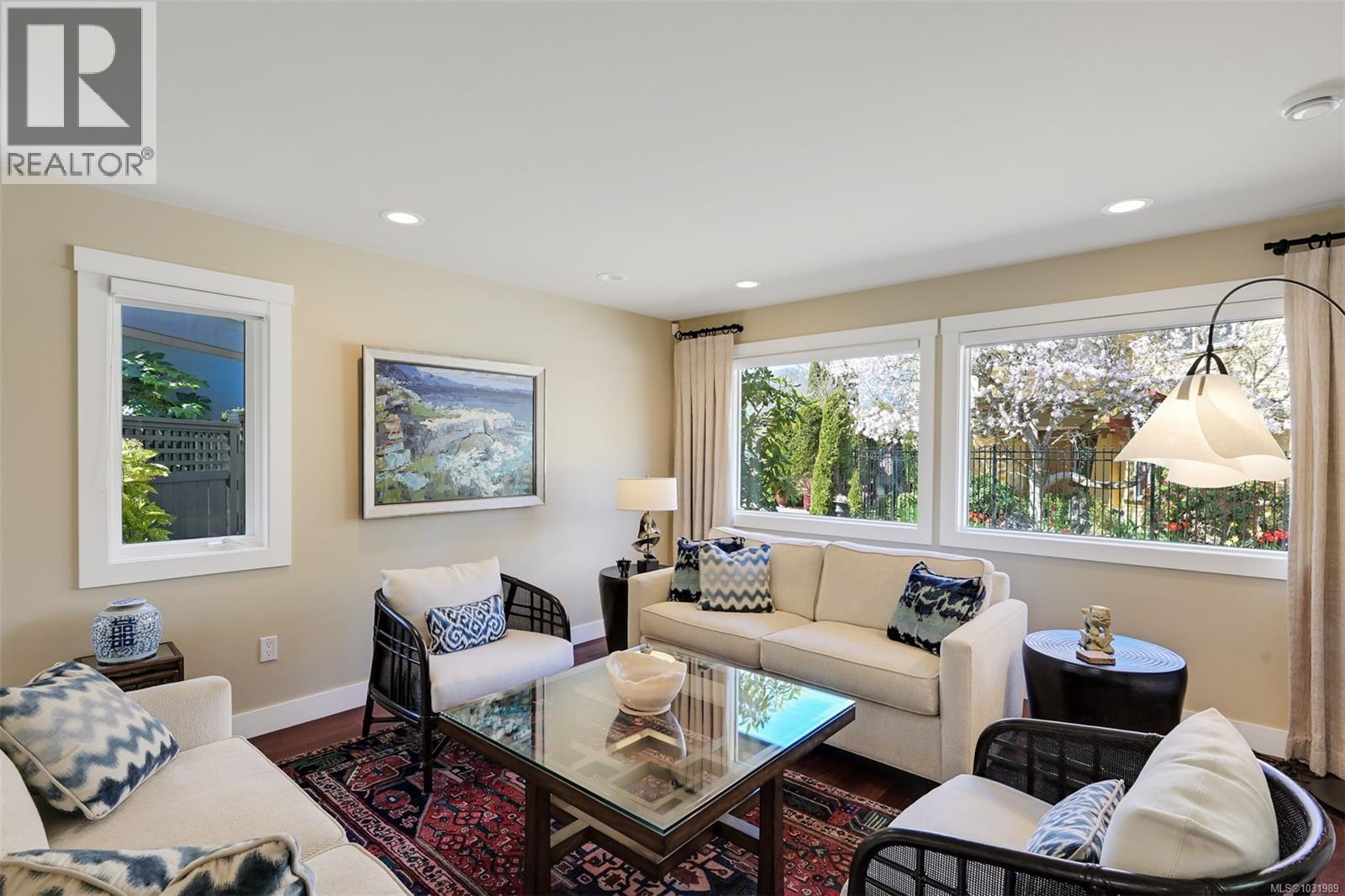 1005 Joan Cres, Victoria