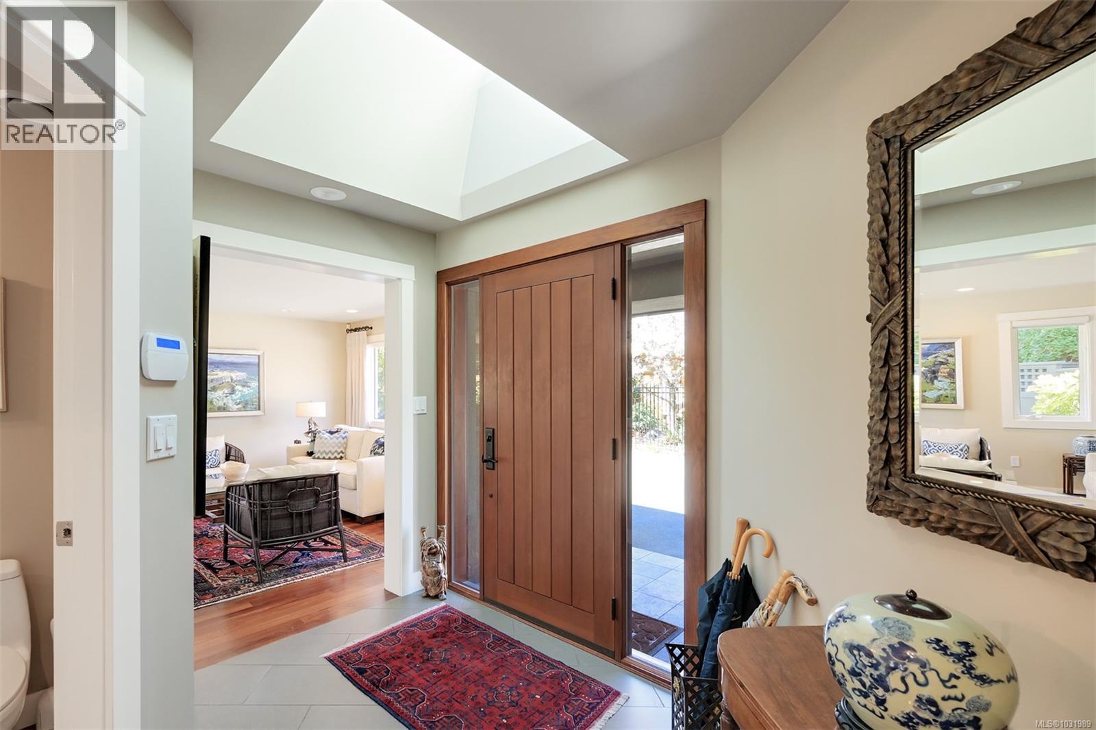 1005 Joan Cres, Victoria