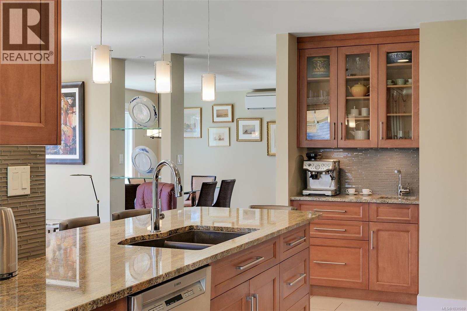 1005 Joan Cres, Victoria