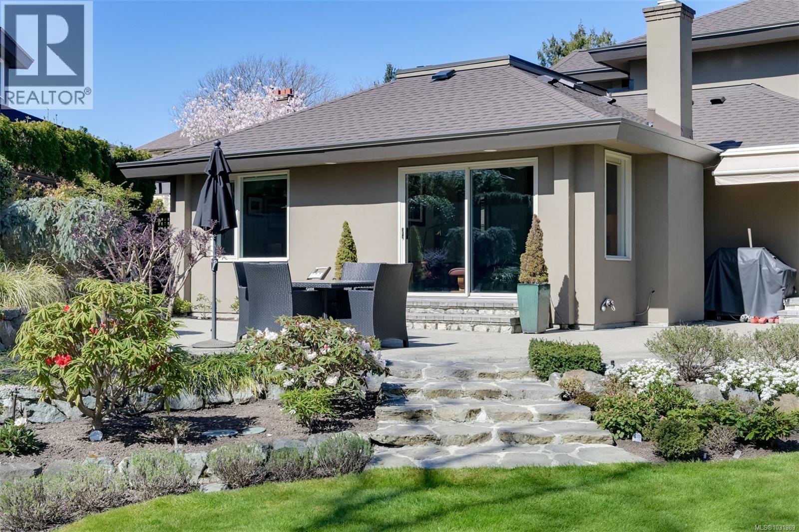 1005 Joan Cres, Victoria