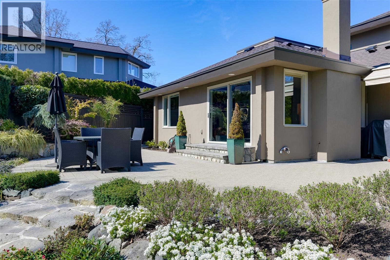 1005 Joan Cres, Victoria