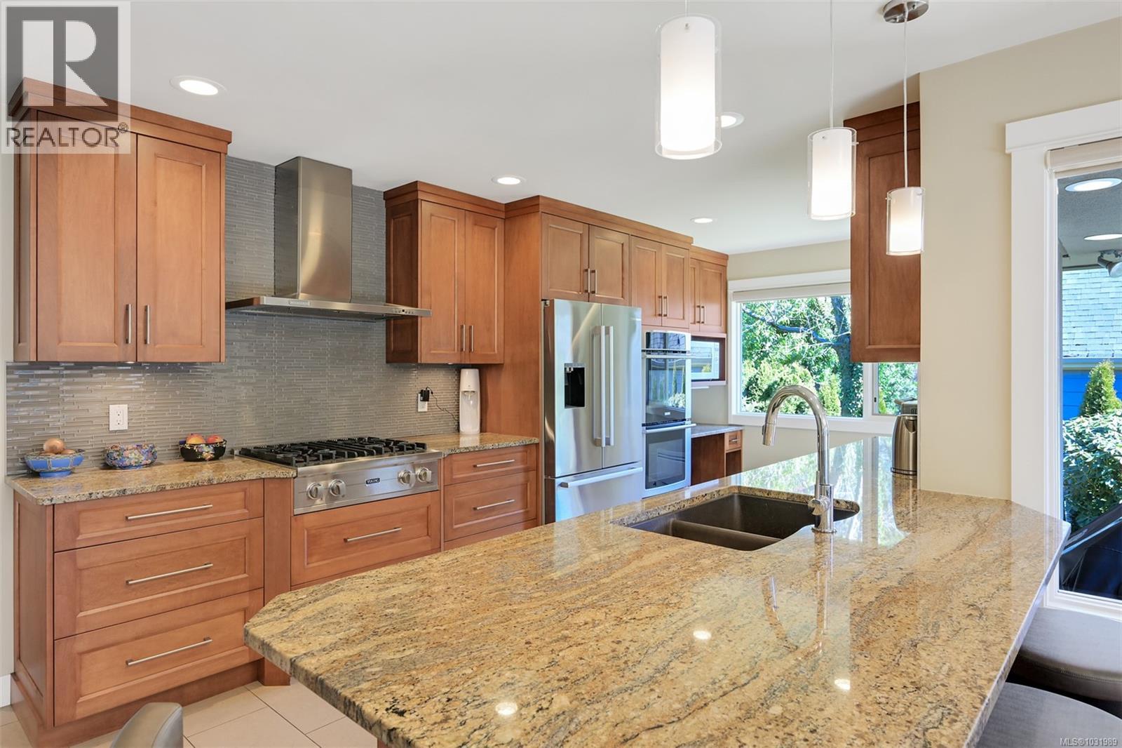 1005 Joan Cres, Victoria