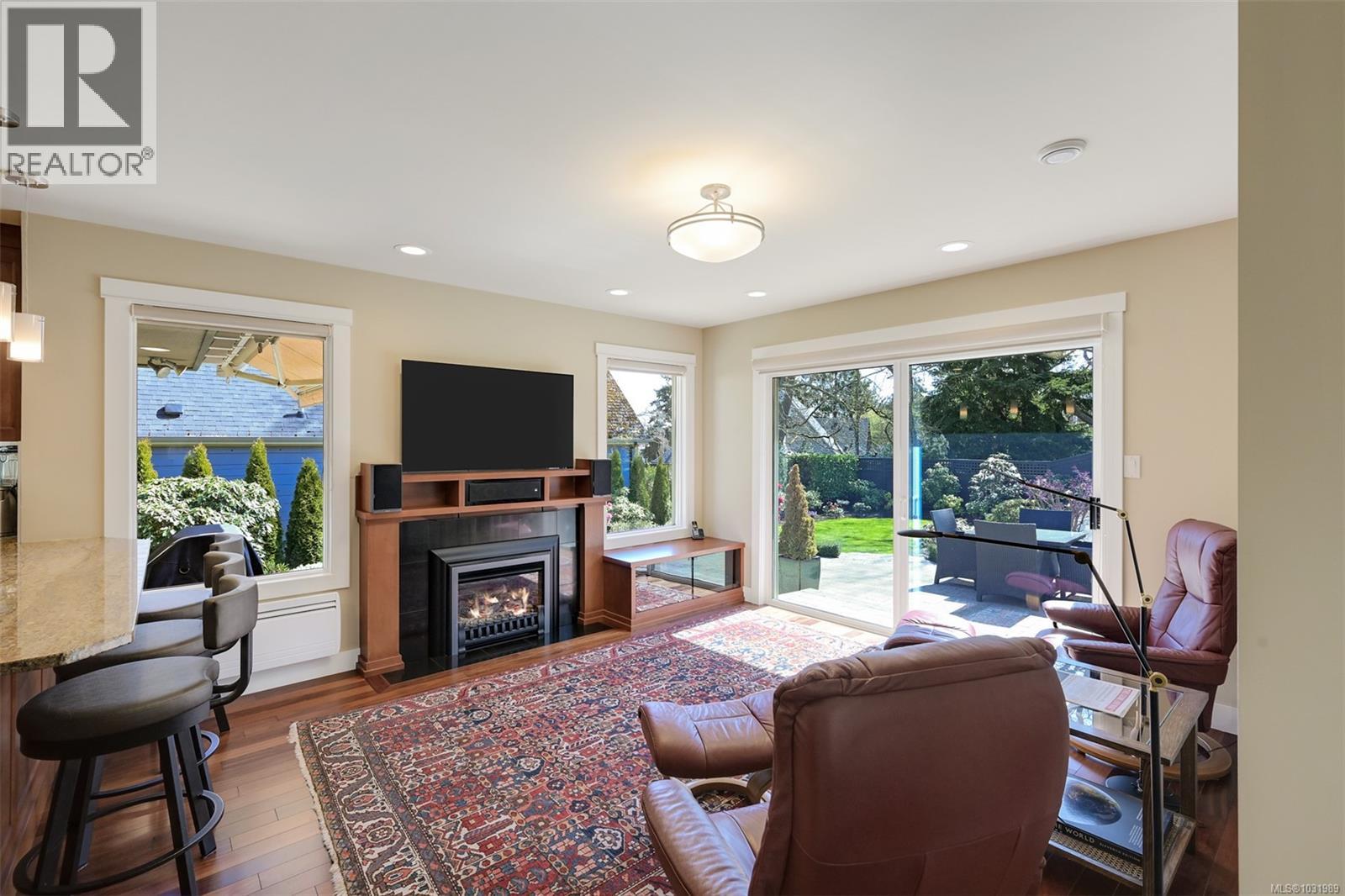 1005 Joan Cres, Victoria