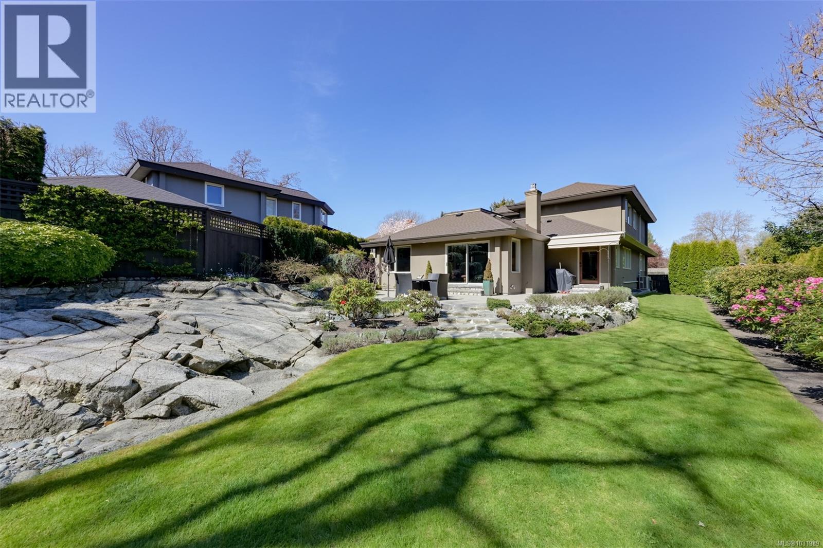 1005 Joan Cres, Victoria