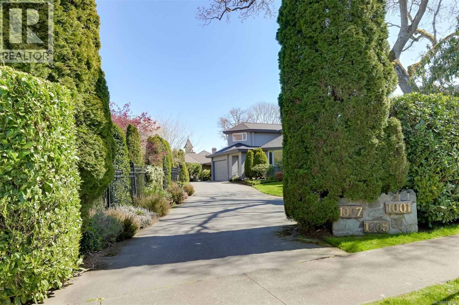 1005 Joan Cres, Victoria