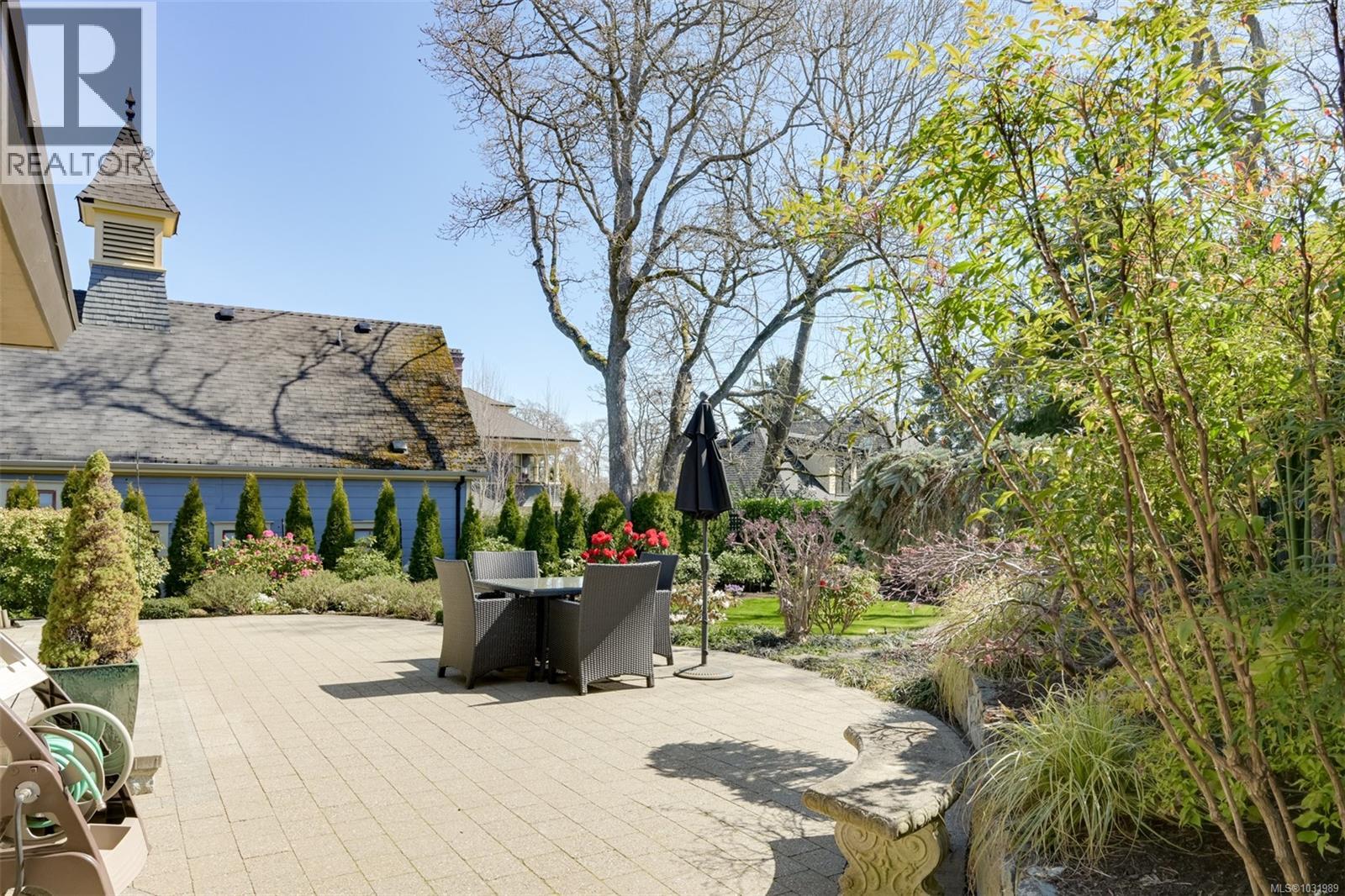 1005 Joan Cres, Victoria